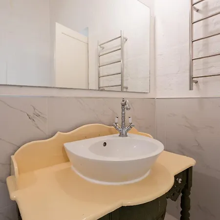 아파트 Bnbnova - Historic House With Rooftop