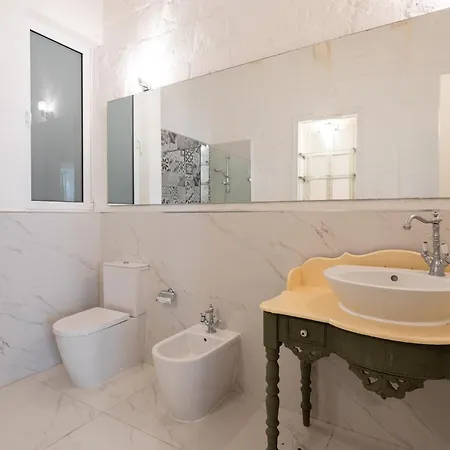 Bnbnova - Historic House With Rooftop 아파트