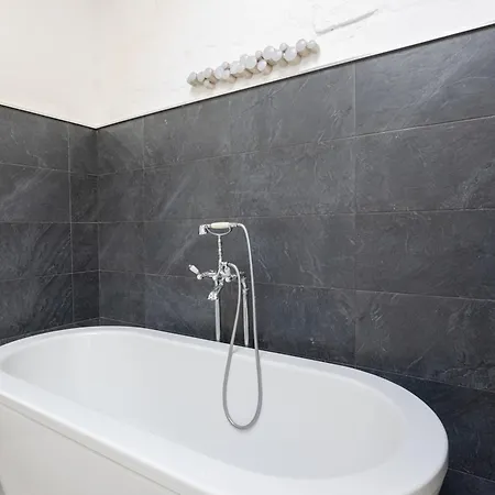 Bnbnova - Historic House With Rooftop דירה *