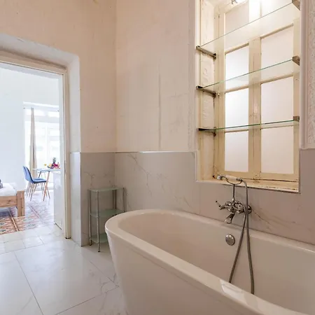 アパート Bnbnova - Historic House With Rooftop *