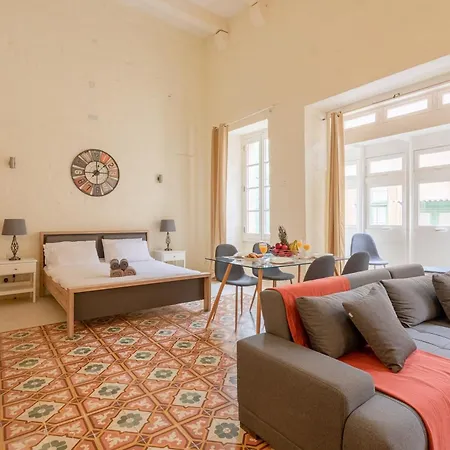 Bnbnova - Historic House With Rooftop バレッタ