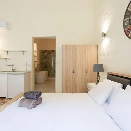 アパート Bnbnova - Historic House With Rooftop *